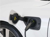 専用コードを接続するだけで簡単に充電が行えます。プラグインハイブリッドモデルT6 AWD PHEVは、走行中の充電のほか、自宅などに設置された充電機器からの充電が可能です。