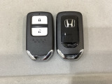 スマートキーを装備しています。鍵を差し込むことなくドアロックの開け閉めと、スタートボタン操作でのエンジンスタートができます。スペアキーも同じものを用意しております。