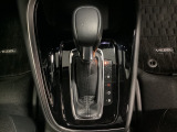CVT車のセレクトレバーです。低速から高速まで、変速ショックのないスムーズな走りと、エンジン効率のよい領域を維持して燃費にも貢献します。サイドブレーキはスイッチ操作の電子制御パーキングブレーキです。