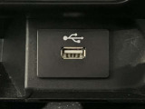 USB電源ソケットが前席中央にあり、便利に使えます☆