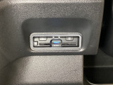 ハンドルの左下にETCがついています。高速道路の料金所の通過も楽々です。 カードの取り出しもしやすい場所についています。