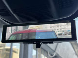 インテリジェントルームミラー☆後席に乗っている人や、大きな荷物を載せていると見にくくなりがちな後方視界。。こちらは車両後方のカメラ映像をミラーに映すので、天候にも影響されないクリアな後方視界を実現☆