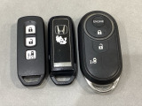 スマートキー付きですからドアロックの開閉およびエンジンスタートが楽々です。電動スライドドアの開け閉めもボタンで操作できます。加えて、純正リモコンエンジンスターター用の操作キーもついています。