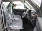 運転席、助手席にはまだビニールがかかってます♪