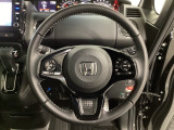 ハンドルにHondaセンシング系のクルーズコントロールやレーンキープアシストなどのスイッチと、オーディオの操作スイッチが装備されています。ハンドルから手を離さず安全に操作できます。