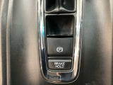 セレクトレバーの下に電子制御パーキングブレーキがあります。スイッチひとつで、停車した地点の傾斜などをシステムが検知・判断してブレーキ力を自動的に最適制御し、しっかり停車できるパーキングシステムです。