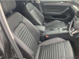 ブラック基調のフルレザーシートパッケージ。運転席および助手席にはシートヒーターおよびシートに涼しい風を送るシートベンチレーターも装備、1年を通して常に快適な環境を提供するアイテムです。