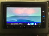 ギヤをR(バック)に入れるとナビの画面に後ろの映像が映るリアカメラ付です。後退時、コンディションが悪い視界でもカラーバックモニターがドライバーをサポートします。