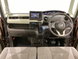 車内は光触媒抗菌消臭施工済です。インパネ周りはスタイリッシュなデザインで機能や装備も充実しています。グローブボックスやカップホルダーのほかにトレーなどたくさんの収納スペースが付いています。