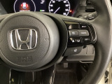 ハンドルにHondaセンシング系のクルーズコントロールやレーンキープアシストなどの操作スイッチが装備されています。ハンドルから手を離さず安全に操作できます。