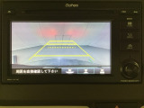 ギヤをR(バック)に入れるとディスプレイオーディオの画面に後ろの映像が映るリアカメラ付です。後退時、コンディションが悪い視界でもカラーバックモニターがドライバーをサポートします。