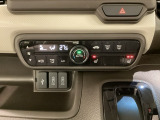 セレクトレバーの左上にオートエアコンがついてますので簡単操作で快適に過ごせます。シートヒータースイッチ内蔵で前席の左右別々に2段階で温度設定ができます。