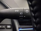 【オートライト】車外の明るさに応じて、自動的にライトの点灯・消灯をしてくれます。