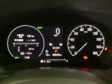 ハイブリット車専用のメーターです。右側の大型スピードメーターに加え、ステアリングスイッチを使って左のマルチインフォメーション・ディスプレイで燃費や動力伝達などの情報が見れるようになっています。