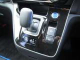 シフト周りはシンプルにまとまっており車内が更に広く感じられます!