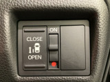 左側電動スライドドアは運転席からでも操作ができるように、ハンドル付近に開閉の操作スイッチが付いています。