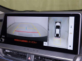 パノラミックビューモニターシステムが付いているので車の上から見た映像が確認できますよ。 一目で車両周辺の情報を確認できますが、直接安全をご確認下さい。