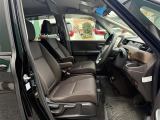 大人二人が乗ってもフロント席は広々空間♪