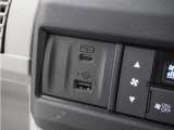 【USBチャージャー】ドライブ中にスマートフォンとの充電が可能なUSB充電ポートを搭載。