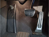 【ペダル】BMWはオルガン式アクセルペダルを採用しています。踏み込む足とペダルが同じ軌跡を描くため、かかとがずれにくく、アクセルコントロールがよりしやすくなるメリットがあります。