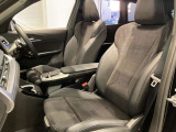 【助手席シート】運転席シート同様長時間乗車・スポーツドライビングでも疲れにくい形状にセッティングされたシートを装備しております。