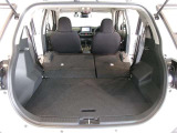 簡単に広がるラゲッジスペース♪可倒リヤシートを前に倒せばラゲッジスペースがさらに拡大!大きな荷物も収まります(^^)