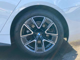 タイヤサイズは前後とも245/45R18でございます。