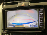 車庫入れなど後進運転時に死角をモニターで確認ができて安全です♪ ステアリング操作の参考になるガイド線も表示しますので車庫入れがニガテな方も安心ですネ!
