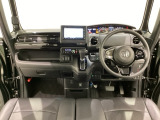 車内は光触媒抗菌消臭施工済です。スタイリッシュなデザインでスポーティなインパネ周りを演出します。グローブボックスやカップホルダーのほかにトレーなどたくさんの収納スペースが付いています。