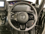 ハンドルにHondaセンシング系のクルーズコントロールやレーンキープアシストなどのスイッチと、オーディオの操作スイッチが装備されています。ハンドルから手を離さず安全に操作できます。