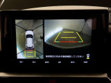 【全周囲モニター】車を上空から見下ろしたような映像をカーナビ画面に映し出し、車庫入れや縦列駐車をサポートしてくれます。