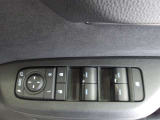 パワーウィンドウスイッチで運転席から全席の窓の開閉ができます。