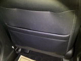 【収納】後部座席収納。散乱しがちな小物を収納するのに便利です。お子様のおもちゃやティッシュボックス、書類等様々な収納が可能です。
