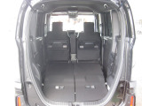 リア席を倒せば広々とした空間の出来上がり!荷物が沢山載せられます!