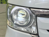 【LEDヘッドライト】悪天候や夜間走行時も良好な視界を確保し安心して運転できる高輝度LEDヘッドライトを装備!点灯速度が早く、消費電力も抑えられています。