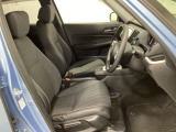 広い足元にゆったり座れるシートは長距離の運転でも疲れにくいシートです。女性でも運転がしやすいようにシートの高さ調整機能(シートリフター)がついています。