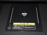 ワイヤレス充電器がついています。対応スマートフォンを置くだけで充電が可能です。