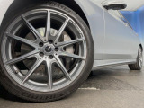 ●純正20インチアルミホイール:輸入車ならではの卓越した走りを支えるホイールと足回りです!日本車の走りに慣れている方にもぜひ体感して頂きたいほど、高いレベルでまとまっています!