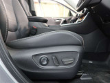 パワーシート搭載。微妙な調整が手軽にでき、ピッタリなポジションで運転することが可能です。