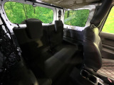 後部座席も気になるようなキズ・汚れやへたり等、大きなダメージはなく、良好な状態です。
