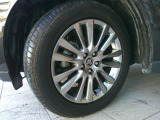 純正アルミホイールを装備しております。