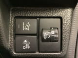 ハンドルの右側にはヘットライトリベライザーとHondaセンシング用のメインスイッチがついています。ヘッドライトリベライザーは道路状況や積荷の加重に応じてライトの高さを調節できます。
