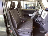 【ベンチシート】運転席と助手席の移動もスムーズ!狭い駐車場での乗り降りや、お子様の乗り降りにも便利です。座席の間にコンソールボックスやドリンクホルダーがないため、車内空間が広く感じます。