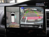 車を上から見ているようなアラウンドビューモニターの映像をナビ画面に映し出すことで、車両周辺の安全確認も一目でできます。小さなお子様や障害物も確認でき、運転のしやすさはもちろん、事故防止にも役立ちます!