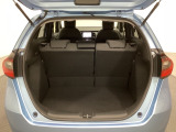 ラゲッジも広く使いやすいトランクは、開口部も広く荷物の積み下ろしもしやすいお車となっております。リアシートの背もたれは6:4の割合で分割して可倒できるので、長いお荷物などを載せることもできます。