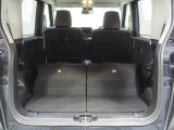 後席を左右とも倒した状態です。実用的な広さの荷室になります。