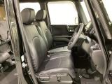 女性でも運転がしやすいように、シートの高さ調整機能(シートリフター)がついています。運転席と助手席の間が空いている為、助手席側への移動がスムーズです。交通量の多い道でも助手席側から乗り降りができます。