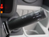 【オートライト】車外の明るさに応じて自動で点灯します。手動で点灯/消灯させることもできます。