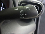 オートライト機能装備です!車外の明るさに応じて、自動的にライトの点灯・消灯をしてくれます♪