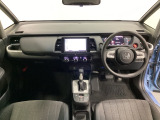 車内は光触媒抗菌消臭施工済です。インパネ周りはスタイリッシュなデザインで機能や装備も充実しています。グローブボックスやカップホルダーのほかにトレーなどたくさんの収納スペースが付いています。